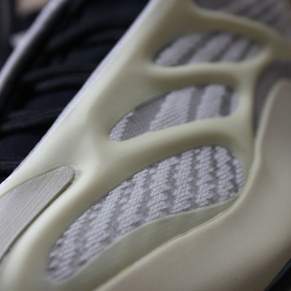 Yezzy 700 main image 4